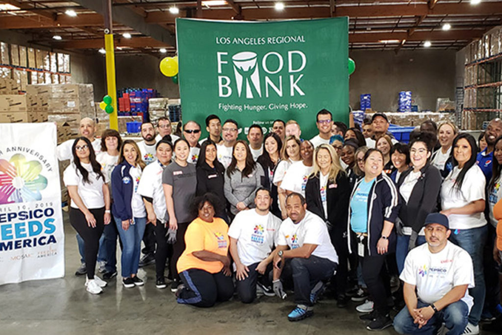 la-regional-food-bank-group-volunteer-1024x683 group of volunteers gathered in a warehouse